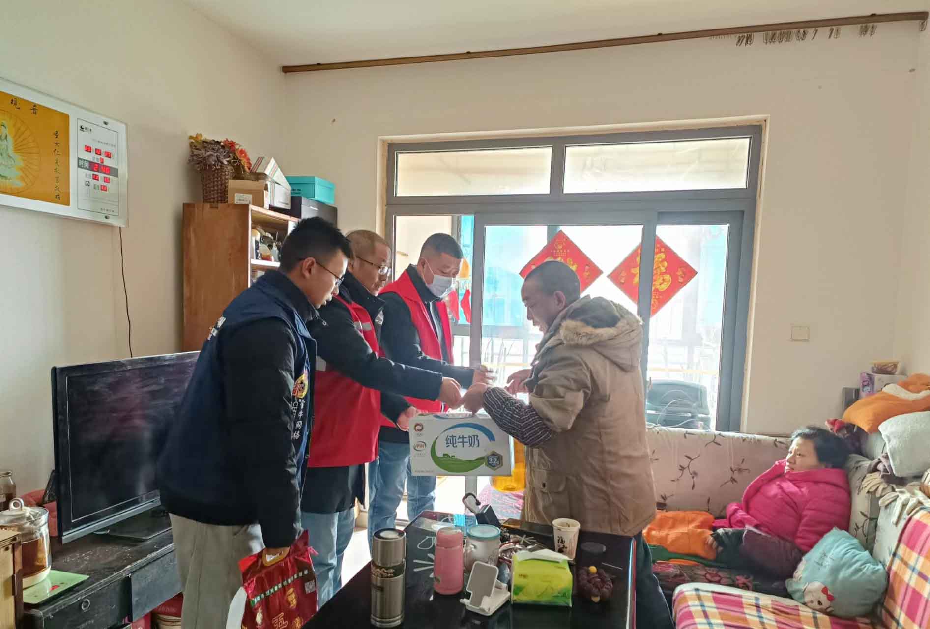 成都市金牛區(qū)富家社區(qū)關(guān)工委開展“元旦喜團(tuán)圓·到家送溫暖”關(guān)愛活動