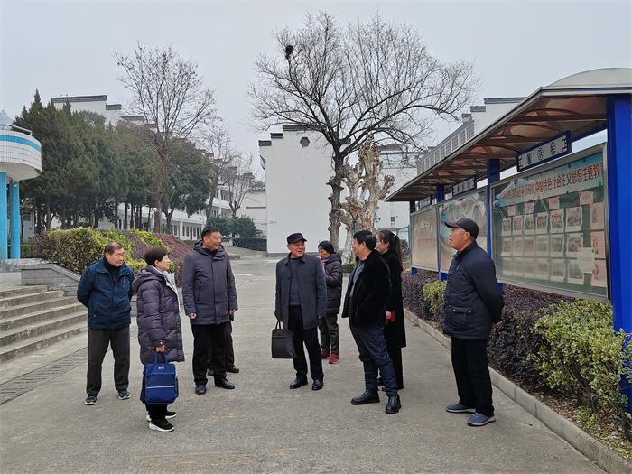 安徽：歙縣關(guān)工委領(lǐng)導(dǎo)到三陽、許村學(xué)校調(diào)研