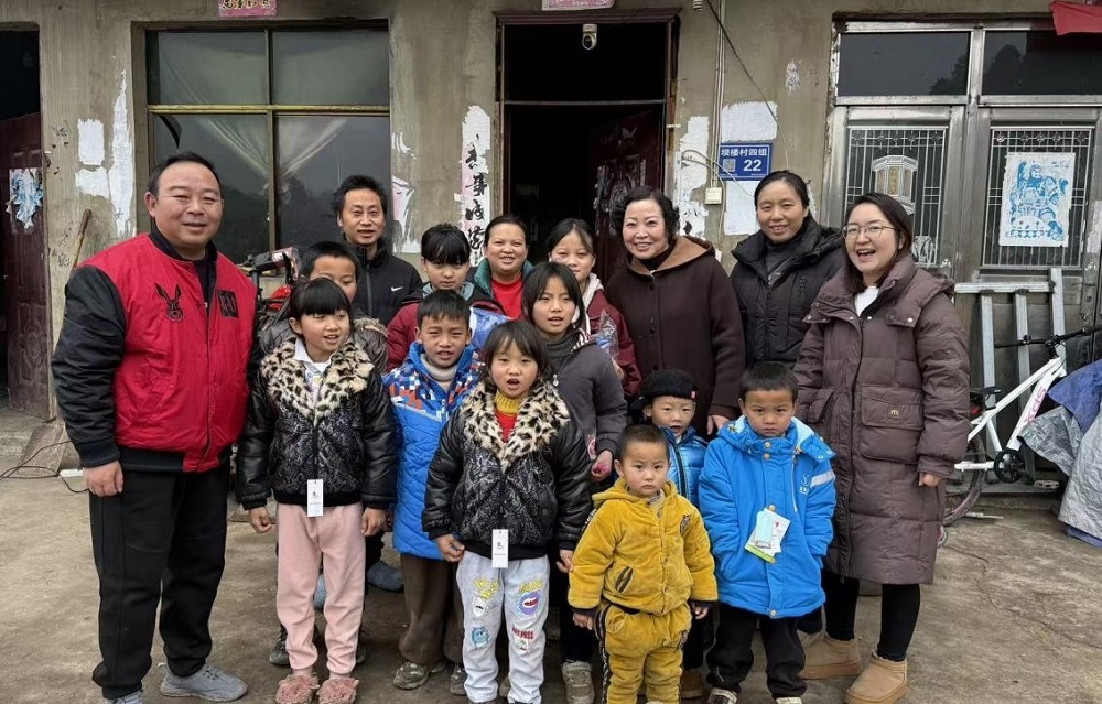 貴州省貴陽市花溪區(qū)燕樓鎮(zhèn)關工委：暖心慰問送關懷，愛心衣物暖童心