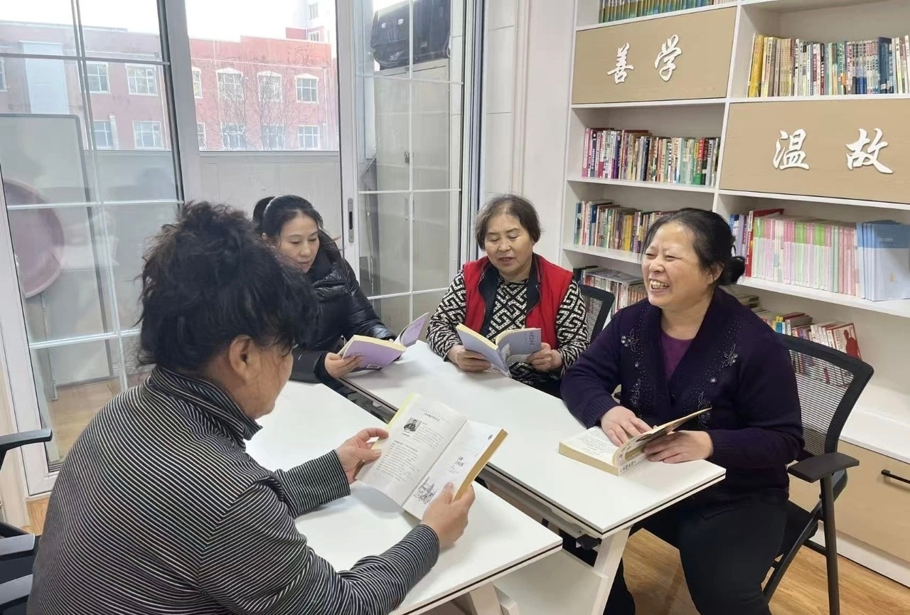 黑龍江省牡丹江市綏芬河市新華社區(qū)關(guān)工委開展“皺紋里的智慧 書頁中的青春”老年人主題讀書活動(dòng)