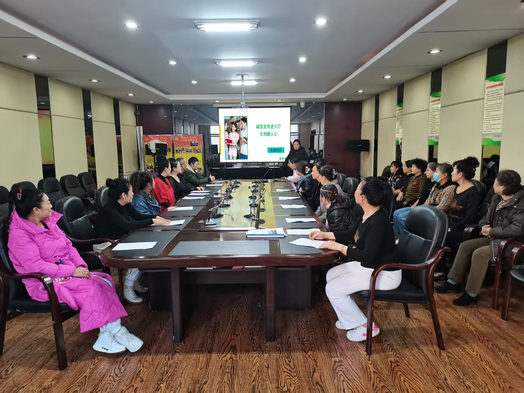 黑龍江省牡丹江市綏芬河市北海社區(qū)黨委、關(guān)工委開展“誠信宣傳進(jìn)大廳 文明暖人心”主題宣傳活動