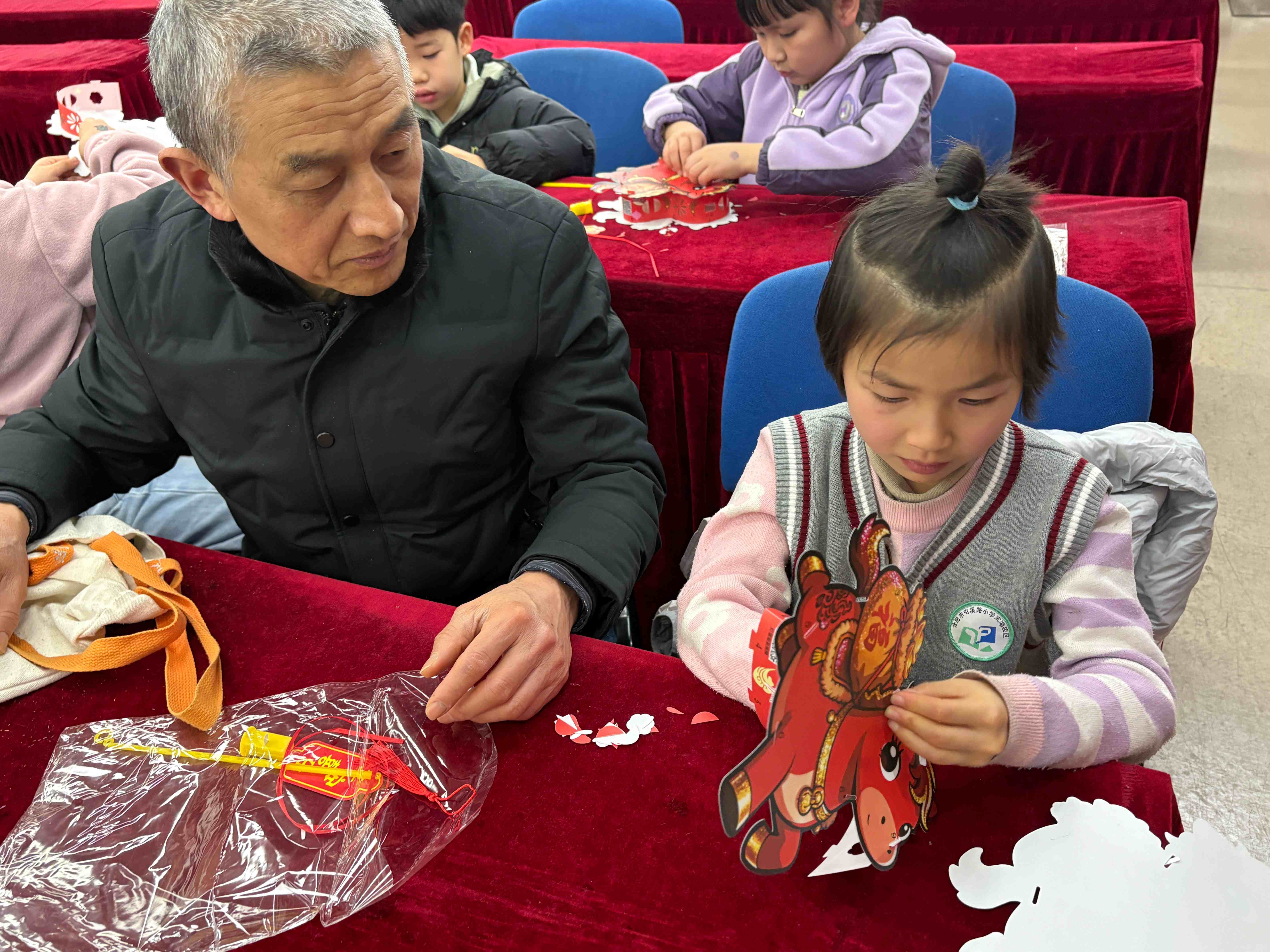 安徽省合肥市包河區(qū)濱湖世紀(jì)社區(qū)清楓居委會(huì)關(guān)工委開展“點(diǎn)亮馬燈迎新春 非遺文化潤(rùn)心田”活動(dòng)