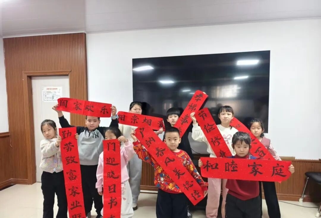 黑龍江省牡丹江市綏芬河市綏芬河鎮(zhèn)婦聯(lián)聯(lián)合永安社區(qū)關(guān)工委開展“暖心護(hù)航助成長(zhǎng) 墨香沁心伴寒假”書寫家風(fēng)春聯(lián)主題活動(dòng)