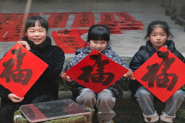 浙江省杭州市富陽區(qū)常安鎮(zhèn)關(guān)工委開展“迎新春·禁毒同行”宣傳活動(dòng)