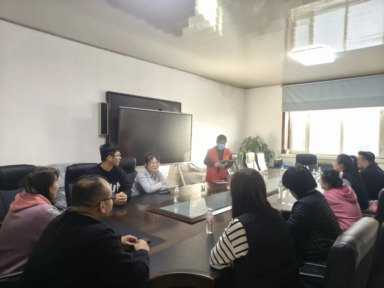 黑龍江省牡丹江市寧安市東京城鎮(zhèn)關(guān)工委組織志愿者開展《習(xí)近平談治國(guó)理政》（第五卷）宣講活動(dòng)