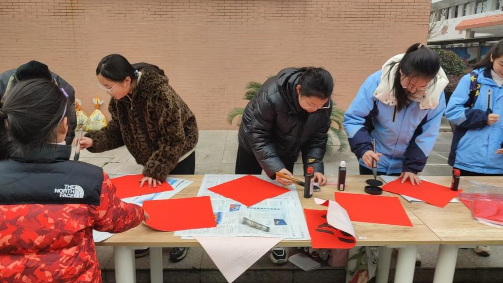 江蘇省丹陽(yáng)市導(dǎo)墅鎮(zhèn)關(guān)工委開(kāi)展“老少聯(lián)手寫春聯(lián)，送祝福賀新春”活動(dòng)