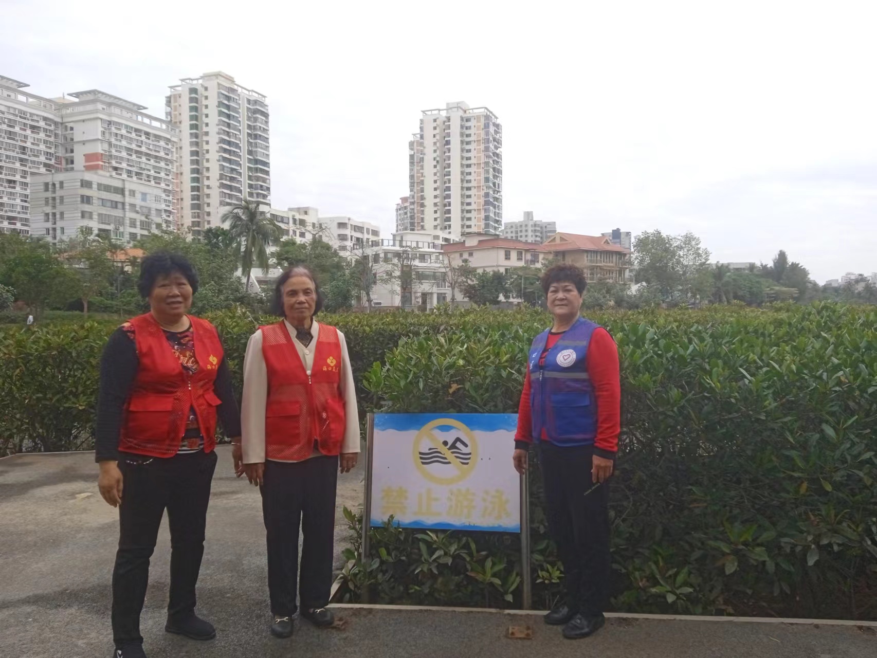 銀發(fā)護碧水?丹心守平安——海南省?？谑忻捞m區(qū)海甸街道關(guān)工委聯(lián)合開展寒假巡河護航成長活動