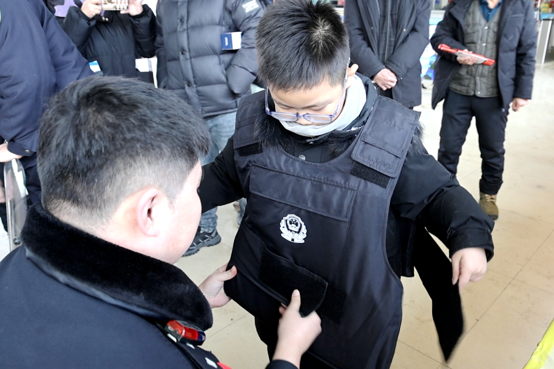 反詐護(hù)航迎新春 警民攜手護(hù)平安——黑龍江省牡丹江市寧安市公安局寧安鎮(zhèn)第四派出所開展“反詐大集”宣傳活動