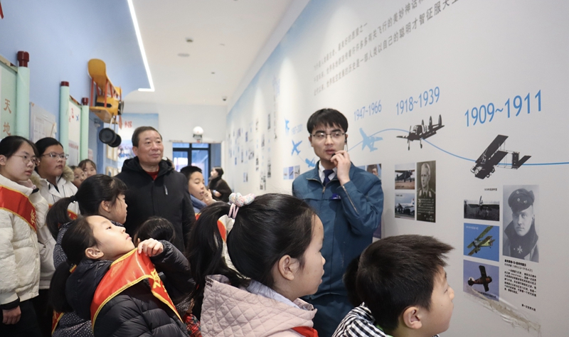 逐夢(mèng)藍(lán)天，強(qiáng)國有我——江蘇省徐州市關(guān)工委小海燕記者團(tuán)解放路小學(xué)分團(tuán)走進(jìn)江蘇藍(lán)容融航空航天員訓(xùn)練輸送基地觀摩體驗(yàn)