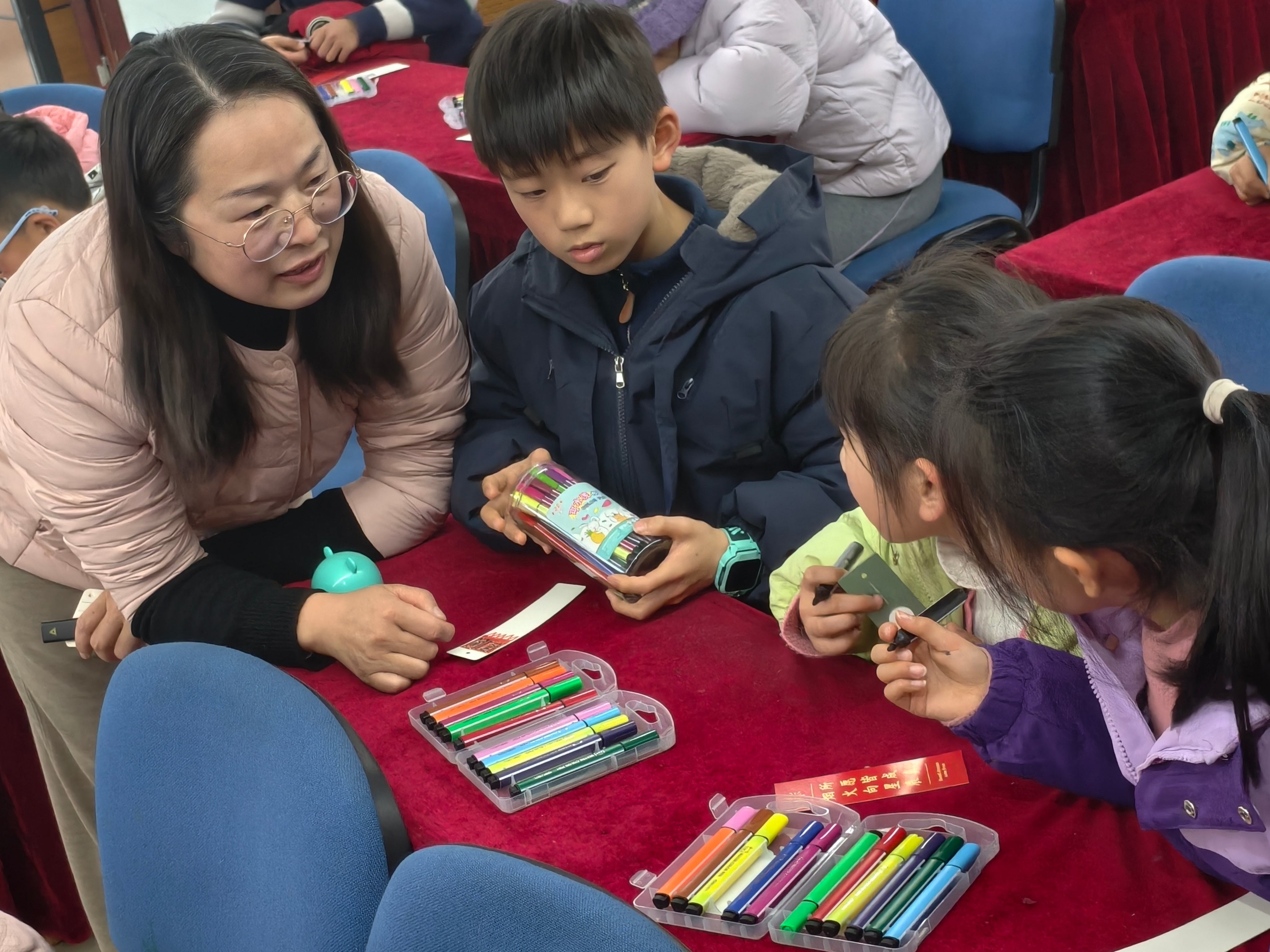 安徽省合肥市包河區(qū)清楓居委會關(guān)工委開展“溫情繪本話團圓 家校同心傳家風”活動