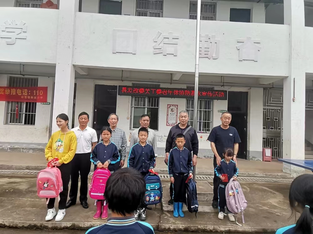 贛州市于都縣發(fā)改委關(guān)工委前往掛點(diǎn)村開展結(jié)對(duì)幫扶幫教、宣講宣教活動(dòng)