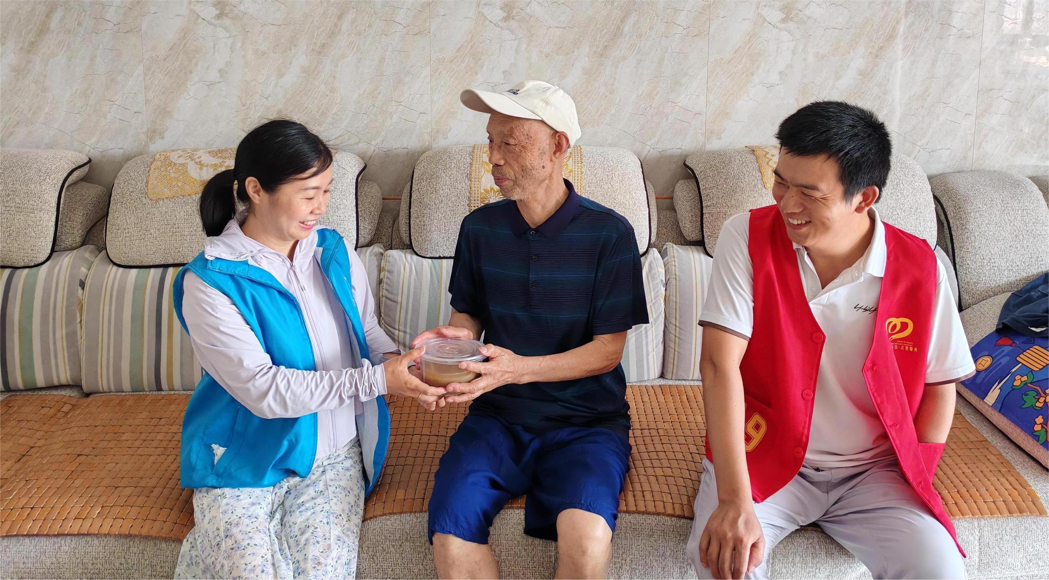 江西省新余市渝水區(qū)城北街道平安路社區(qū)關(guān)工委開(kāi)展“濃濃綠豆湯，夏日送清涼”活動(dòng)