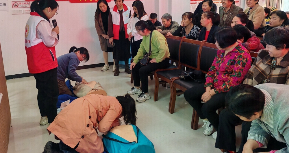 江西省新余市渝水區(qū)城北街道平安路社區(qū)關(guān)工委聯(lián)合渝水區(qū)紅十字會在新時代文明實踐站開展應(yīng)急救護(hù)知識講座