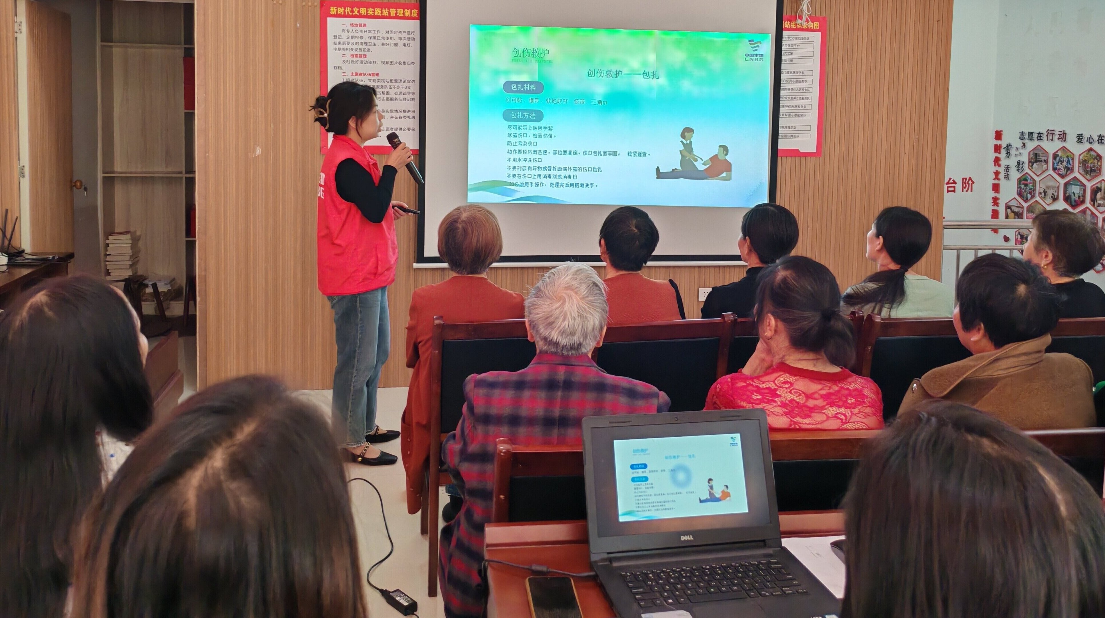 江西省新余市渝水區(qū)城北街道平安路社區(qū)關(guān)工委聯(lián)合渝水區(qū)紅十字會(huì)在新時(shí)代文明實(shí)踐站開展“傳承紅十字精神 共創(chuàng)美好社區(qū)”為主題的宣傳活動(dòng)