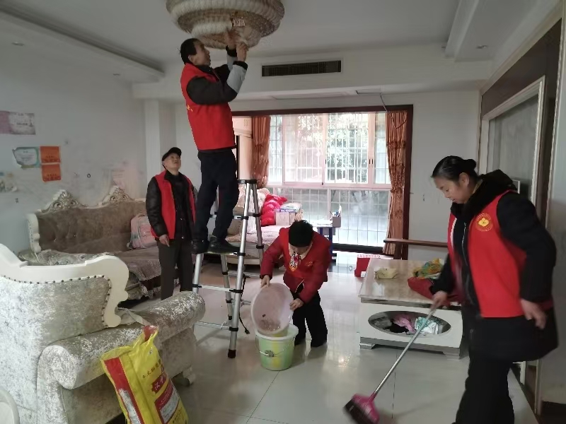 “五老”用大愛之心點亮孩子的未來