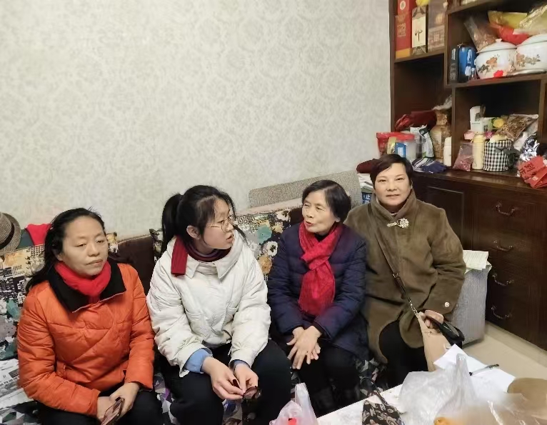 老有所 為老有所樂  呵護(hù)小姑娘健康成長