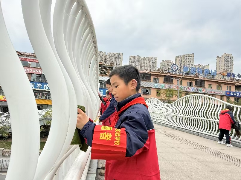 踐行雷鋒精神——四川省自貢市高新區(qū)匯東實(shí)驗(yàn)學(xué)校開展學(xué)雷鋒活動