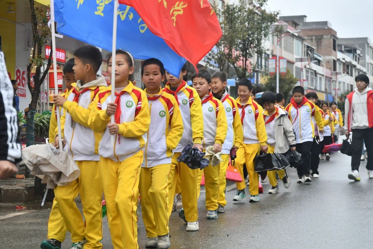 江西省贛州市于都縣嶺背鎮(zhèn)中心小學(xué)關(guān)工委開展敬老實(shí)踐活動(dòng)