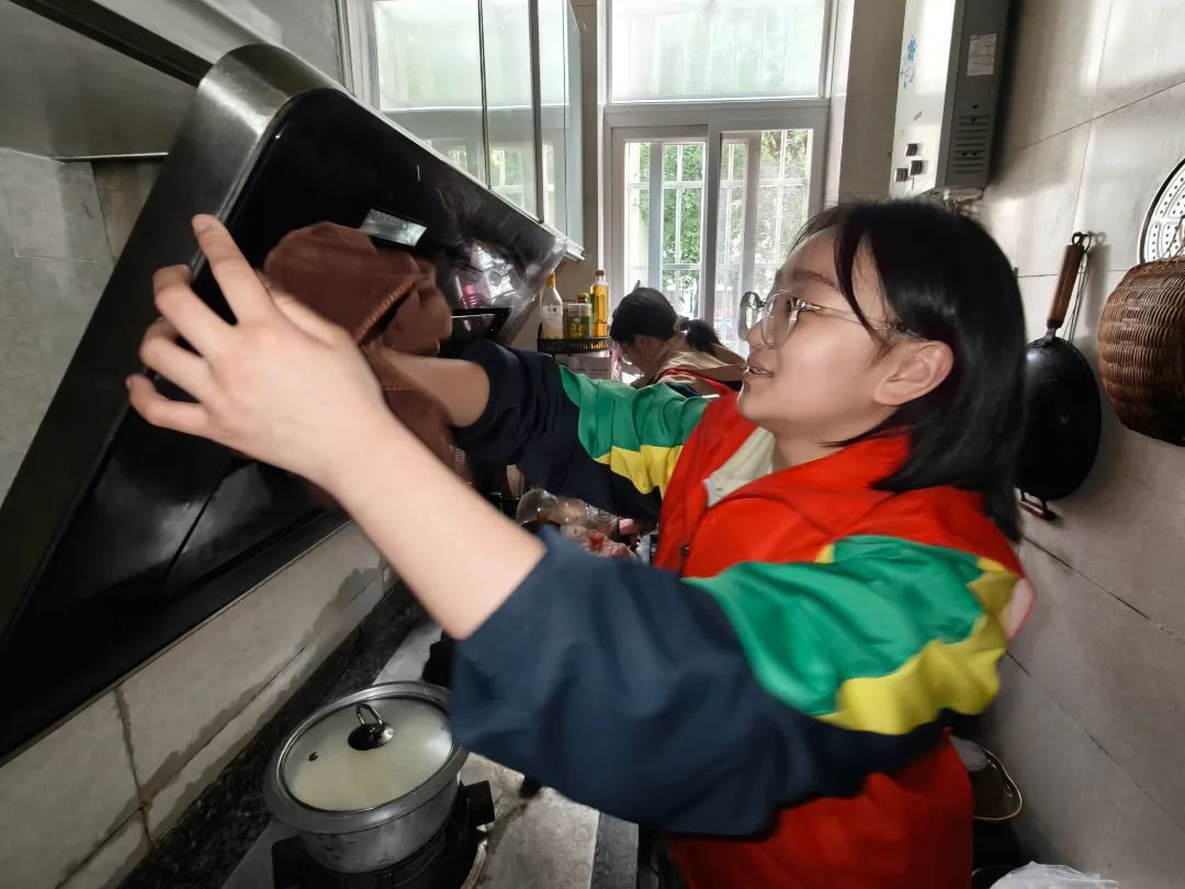 四川自貢高新區(qū)綠盛實(shí)驗(yàn)學(xué)校開展學(xué)雷鋒系列活動(dòng)