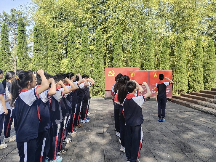 鄉(xiāng)村實(shí)踐慶五一 紅色傳承迎五四——四川省自貢高新區(qū)匯東實(shí)驗(yàn)學(xué)校走進(jìn)鄉(xiāng)村開展紅色志愿服務(wù)活動(dòng)