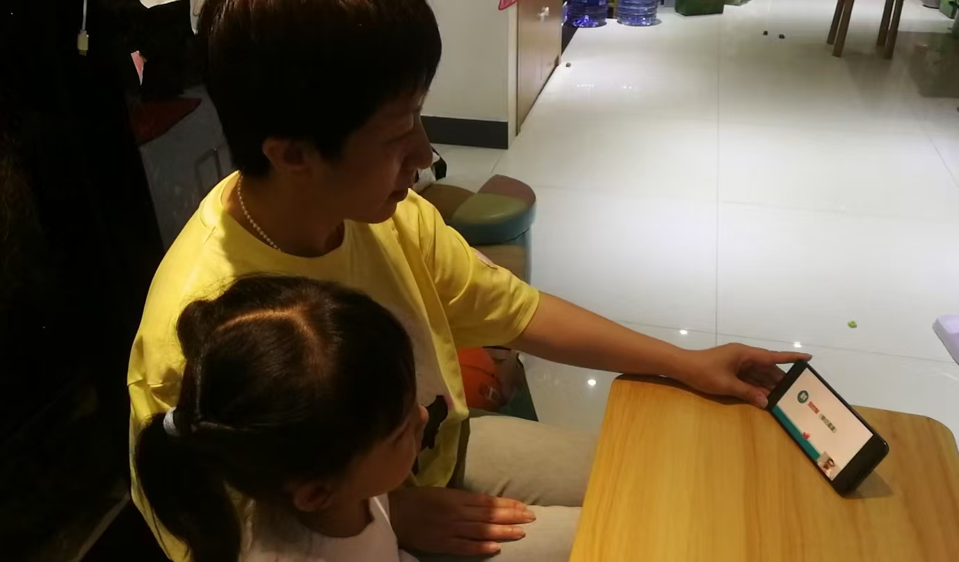 江西省新余市渝水區(qū)城北街道春龍社區(qū)關(guān)工委組織學(xué)生、家長收看“家校協(xié)同，讓孩子健康成長”講座