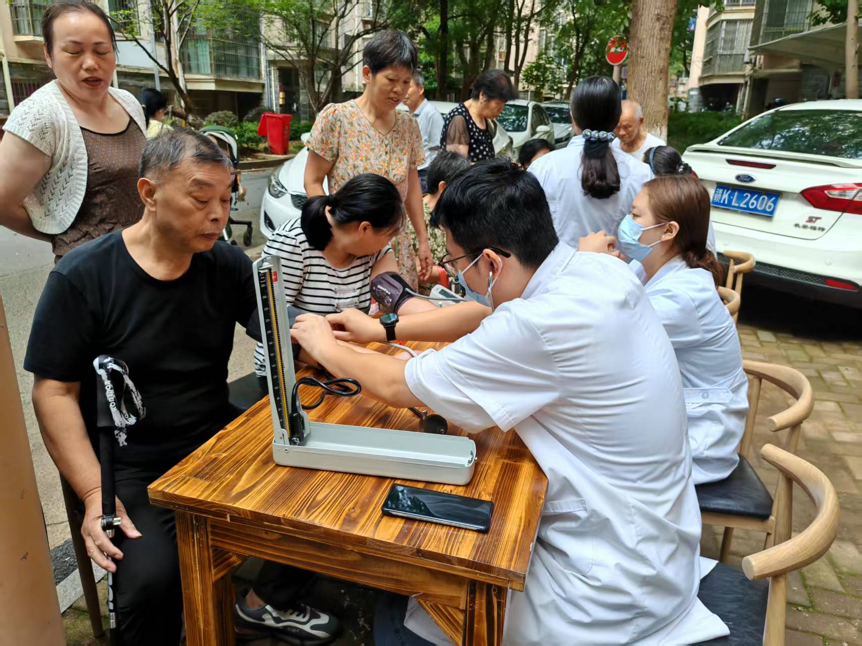 江西省新余市渝水區(qū)城北街道春龍社區(qū)關(guān)工委攜手兆恩中醫(yī)診所在頤養(yǎng)之家為轄區(qū)內(nèi)居民開展義診和健康咨詢活動(dòng)