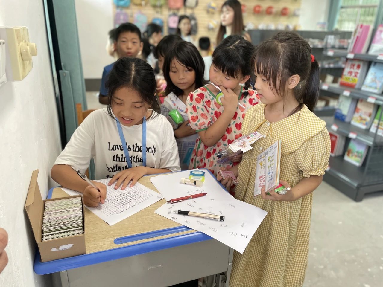 江西省贛州市于都縣上寶小學(xué)關(guān)工委開設(shè)“彩虹夢想小鋪”積分兌換超市，激勵學(xué)生成長與陽光教育