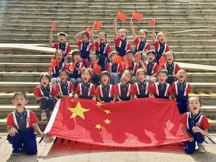 四川自貢高新區(qū)各學(xué)校社區(qū)街道 普遍開展慶國慶頌祖國少年兒童活動(dòng)