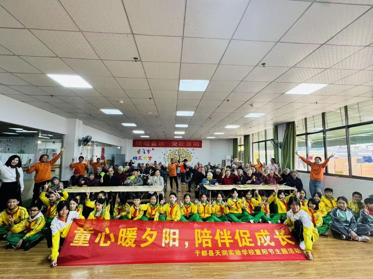 江西省贛州市于都縣天潤實驗學校關工委開展敬老活動