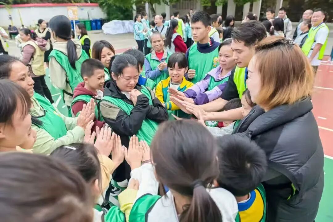 “讓愛傳遞 薪火相傳”心連心公益活動在江西省贛州市于都縣羅江中心小學關工委啟航