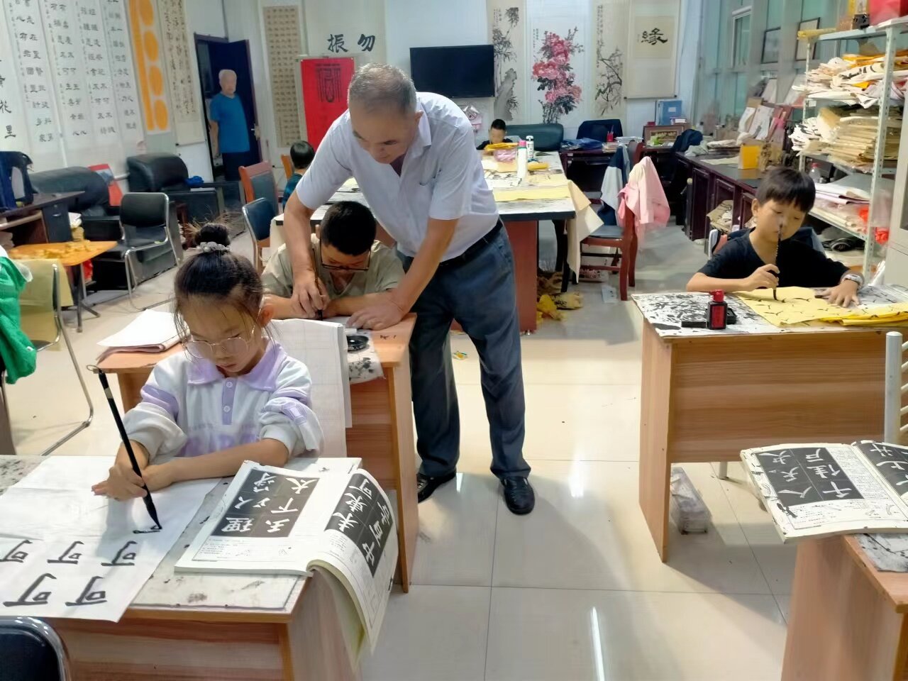 銀發(fā)生輝翰墨香 桃李芬芳滿園春——山東省濟寧市任城區(qū)“五老”志愿者朱福平