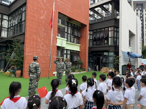 江蘇省徐州市經(jīng)開區(qū)大廟街道官莊村節(jié)后第一課“揚(yáng)愛國之情·向國旗敬禮”升國旗儀式