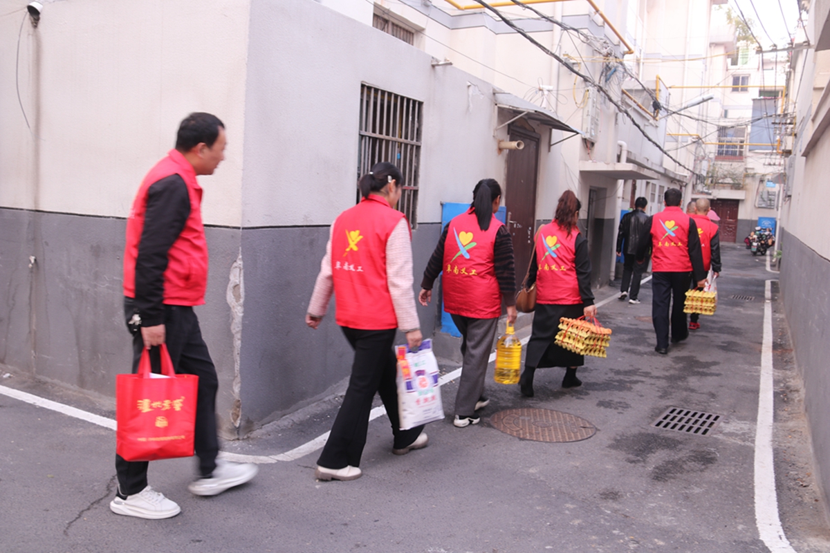 阜陽市阜南縣鹿城鎮(zhèn)城北社區(qū)關(guān)工委走訪慰問二等功臣老兵