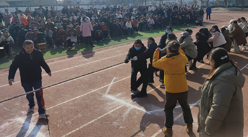 江蘇省徐州市銅山區(qū)棠張鎮(zhèn)躍進(jìn)小學(xué)開(kāi)展拔河活動(dòng)慶元旦