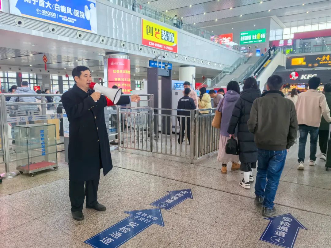 春運(yùn)進(jìn)行時(shí)， “五老”陳銳再現(xiàn)春運(yùn)崗位