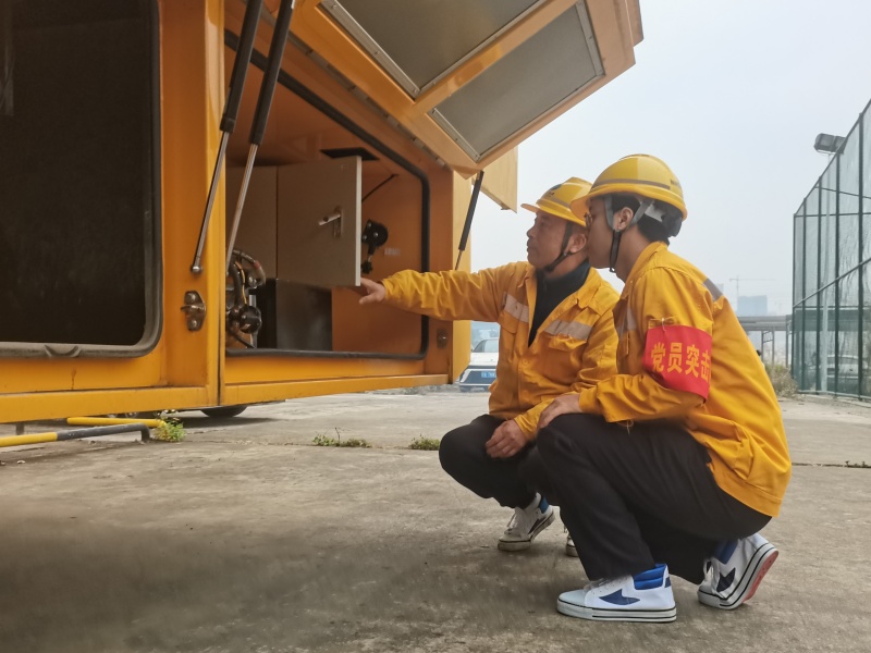 中國鐵路南寧局集團有限公司南寧供電段退休技師胡紅順 12 年傳技育人 助力設(shè)備檢修與青年成長