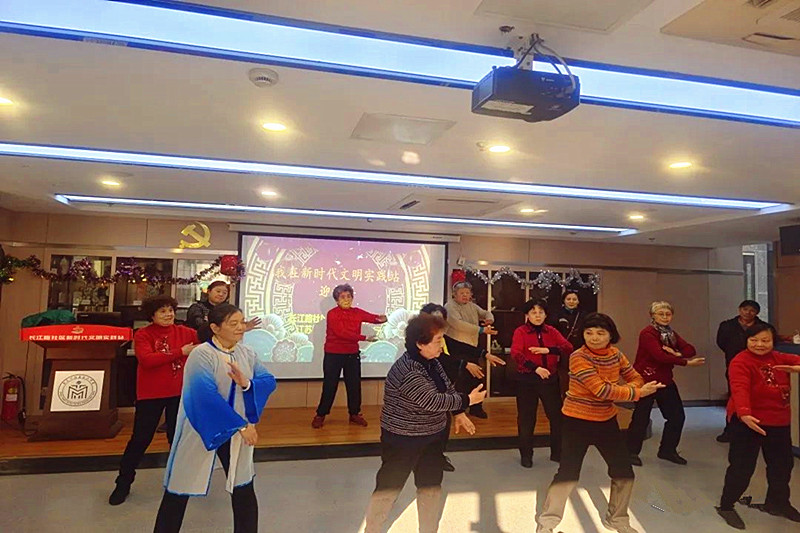 1704159312882861.jpg 江蘇省南京市玄武區(qū)長(zhǎng)江路社區(qū)關(guān)工委聯(lián)合開(kāi)展“居民骨干敘情誼,齊迎新春展風(fēng)采”活動(dòng)(2).jpg