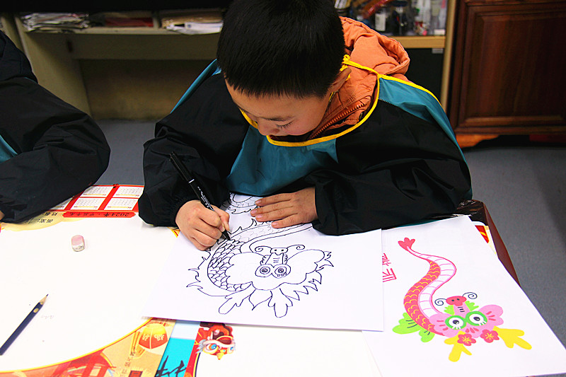 玄武湖街道關工委聯(lián)合開展“童心迎新年 巧手畫年畫”活動(6).jpg