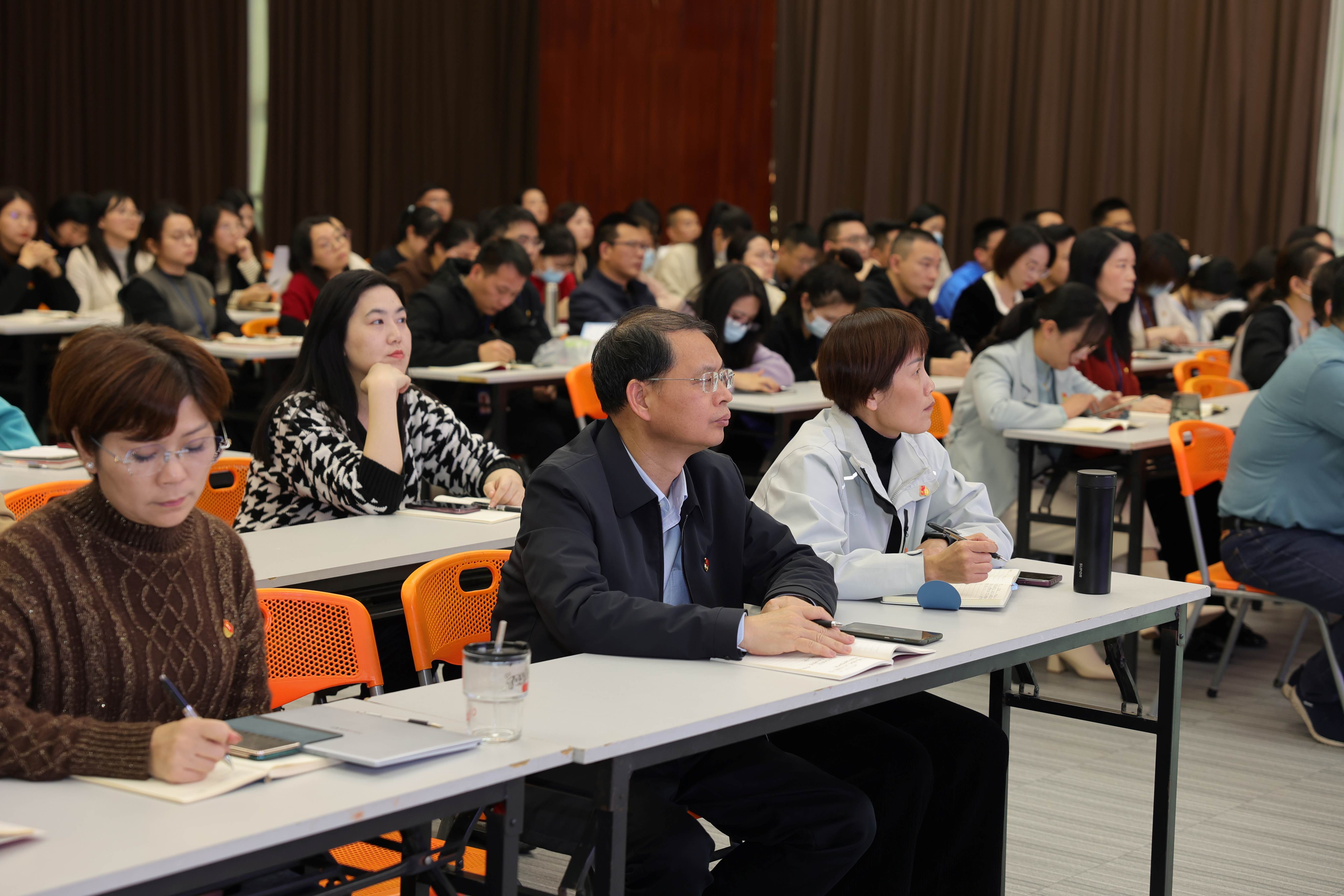 老勞模宣講進企業(yè)  凝心聚力建新功3.jpg