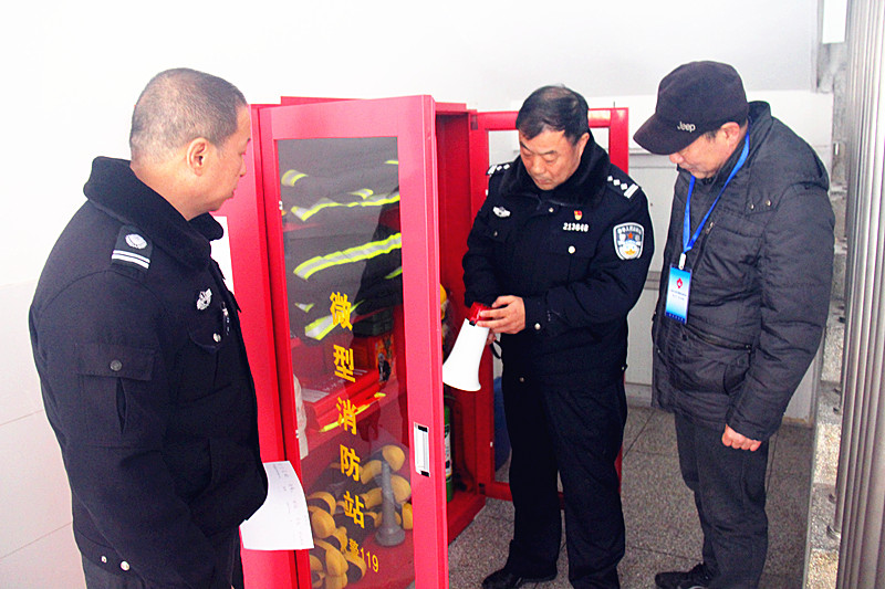 玄武湖街道關(guān)工委聯(lián)合開展冬季校園消防安全專項檢查(3).jpg