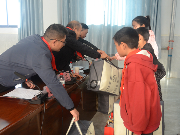 1704696602291726.jpg 發(fā)放暖冬物資_副本.jpg