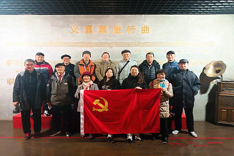 江蘇省南京市玄武區(qū)鎖四社區(qū)關(guān)工委組織參觀南京民間抗日戰(zhàn)爭博物館 (2).jpg