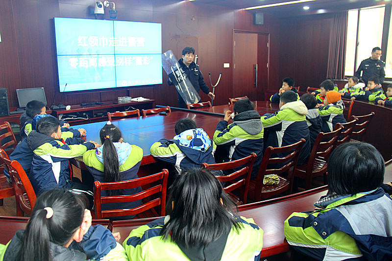 1704846399808218.jpg 玄武湖街道關(guān)工委聯(lián)合板倉派出所關(guān)工站開展“警營(yíng)開放日”活動(dòng)(3).jpg