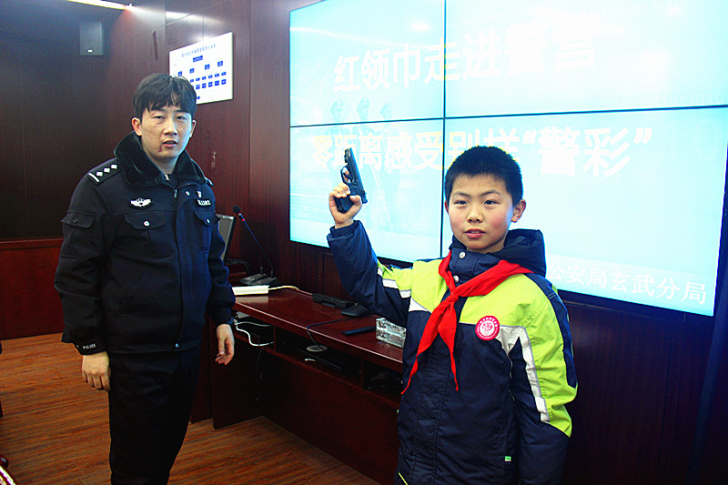 1704846411822822.jpg 玄武湖街道關(guān)工委聯(lián)合板倉派出所關(guān)工站開展“警營(yíng)開放日”活動(dòng)(5).jpg