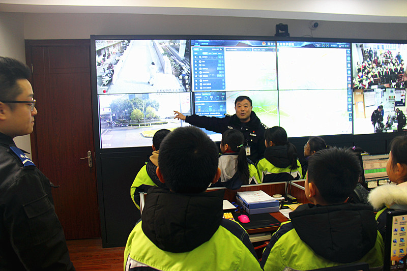 1704846427495622.jpg 玄武湖街道關(guān)工委聯(lián)合板倉派出所關(guān)工站開展“警營(yíng)開放日”活動(dòng)(6).jpg