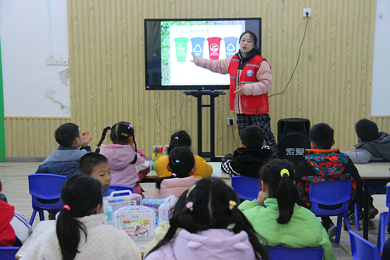 玄武湖街道關(guān)工委聯(lián)合開展“綠色家園，垃圾分類”主題繪畫活動(1).jpg