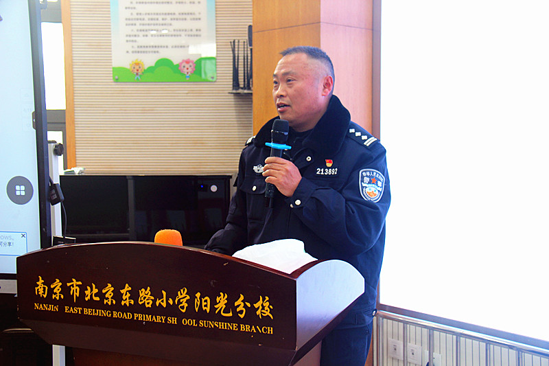 1705018997912972.jpg 玄武湖街道關(guān)工委聯(lián)合組織少年警校小警員開(kāi)展第四個(gè)警察節(jié)主題教育(6).jpg