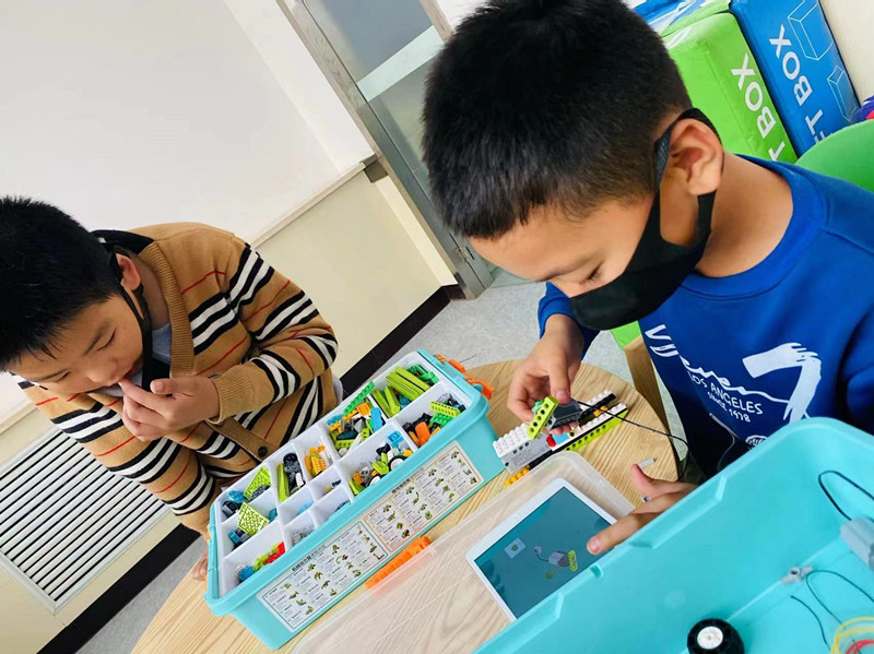 1705022883756443.jpg 元寶山區(qū)新景四季東社區(qū)科技課程活動(dòng)照片1_副本.jpg