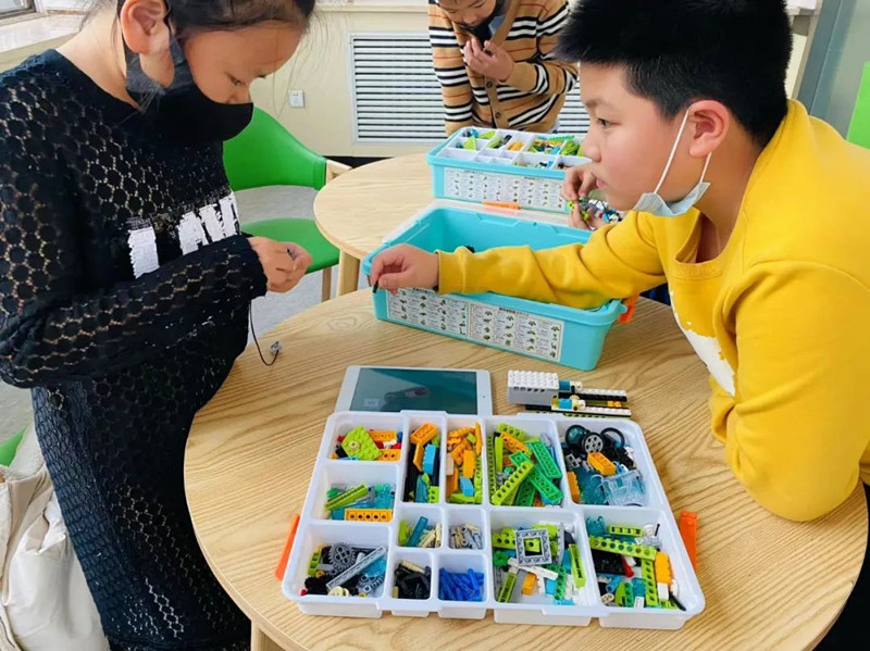 1705022903666591.jpg 元寶山區(qū)新景四季東社區(qū)科技課程活動(dòng)照片4jpg_副本.jpg