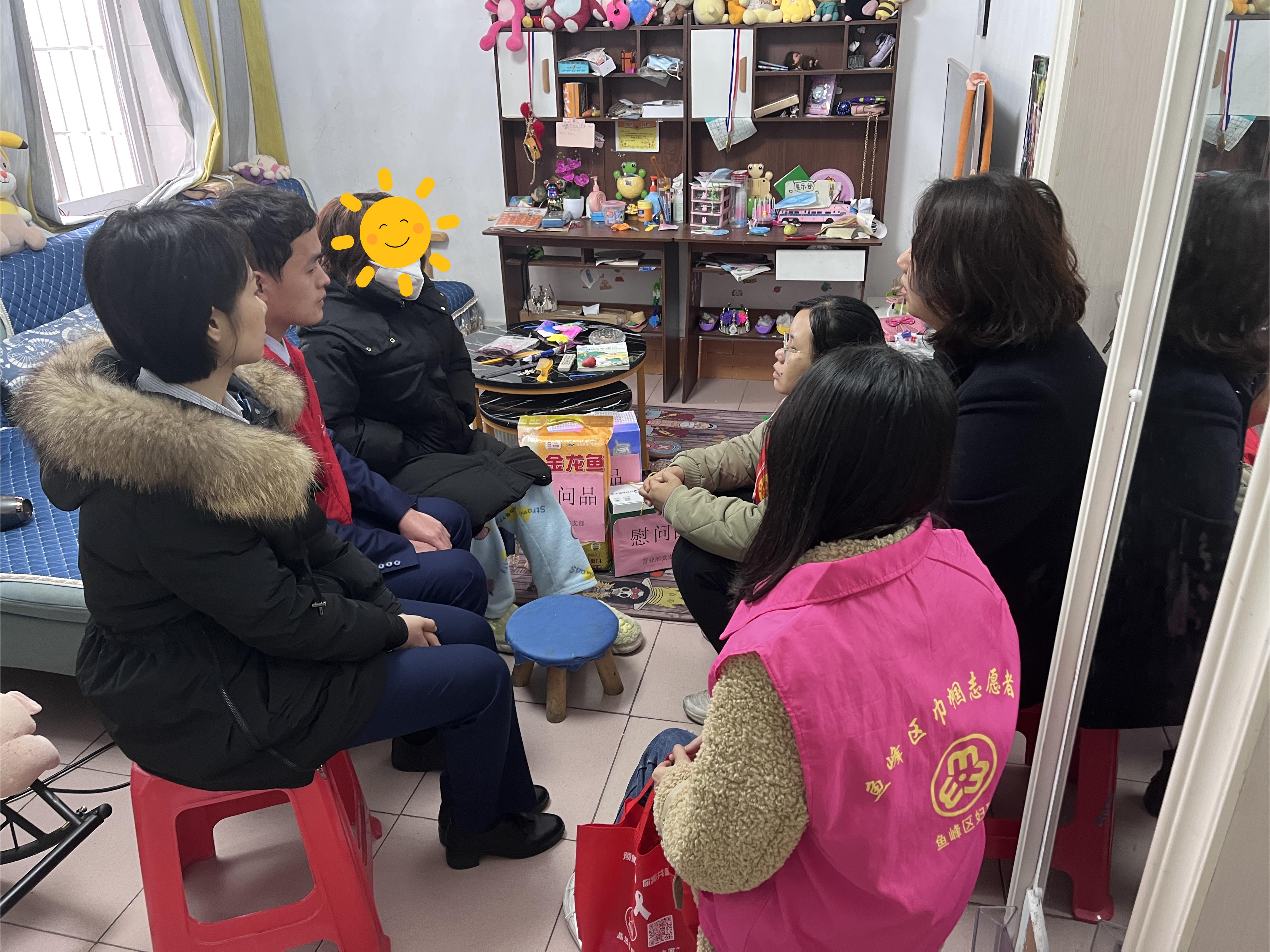 圖為巾幗黨員志愿者們與困難群眾促膝而談.jpg